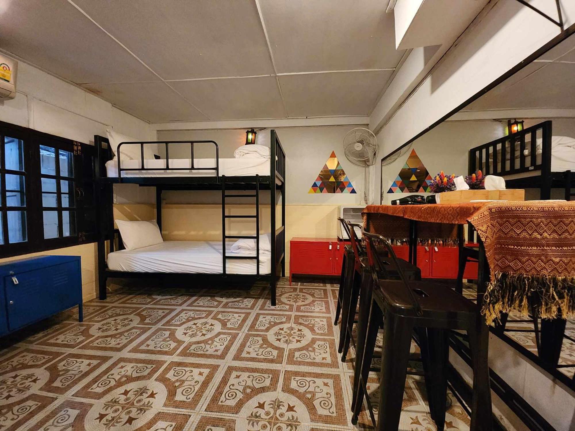 Club One Seven Gay Men Hotel Chiang Mai Bagian luar foto