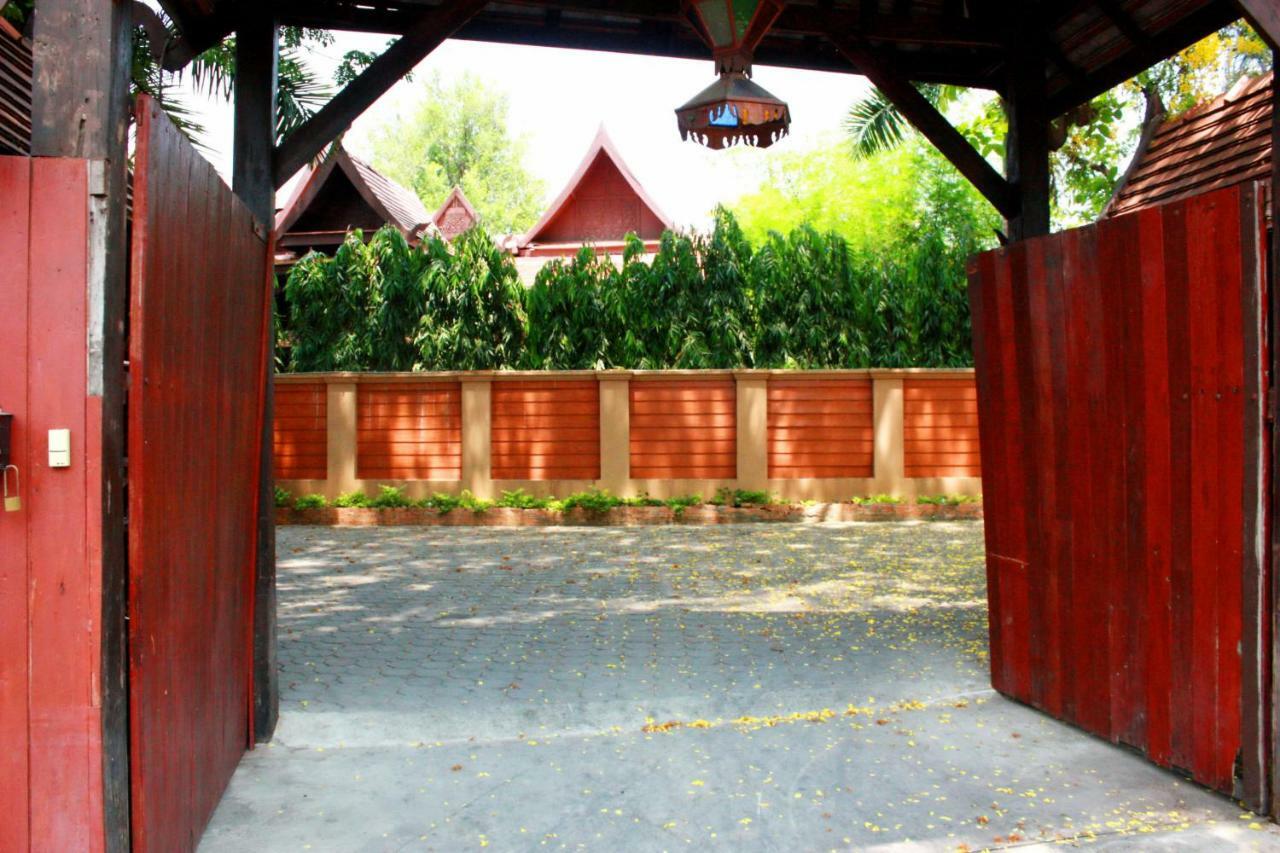 Club One Seven Gay Men Hotel Chiang Mai Bagian luar foto